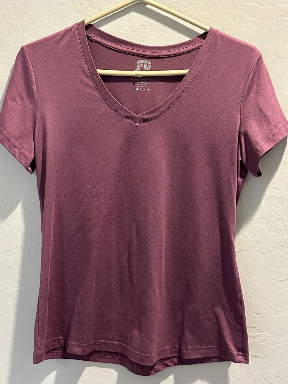 Athletic V-Neck Tee in Mauve size S/P